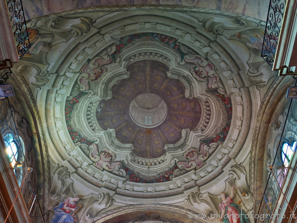 Candelo (Biella, Italy) - Trompe-l'œil frescoed dome of the Church of San Pietro